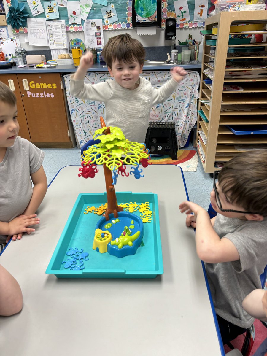 slevin_prek's tweet photo. Check out these focused faces! #fhleads #treestudy  🌲 🌳 https://t.co/OAzwAJT6iO