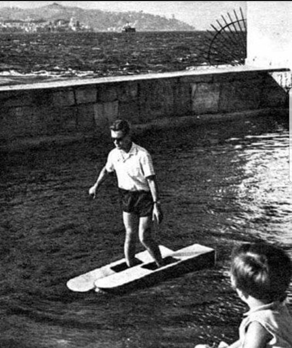 24 Ağuatos 1961, Beylerbeyi. Kendi buluşu olan su ayakkabıları ile İstanbul Boğazı'nı yürüyerek geçen Yüzbaşı Atilla Hülagü.