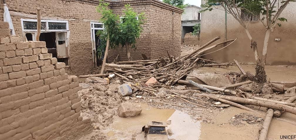 Les fortes pluies & les inondations au nord-est de l'Afghanistan ont engendré de nombreuses pertes humaines, et des dommages considérables aux infrastructures. L'@UNICEF_FR & ses partenaires sont sur le terrain. unicef.fr/article/crues-…