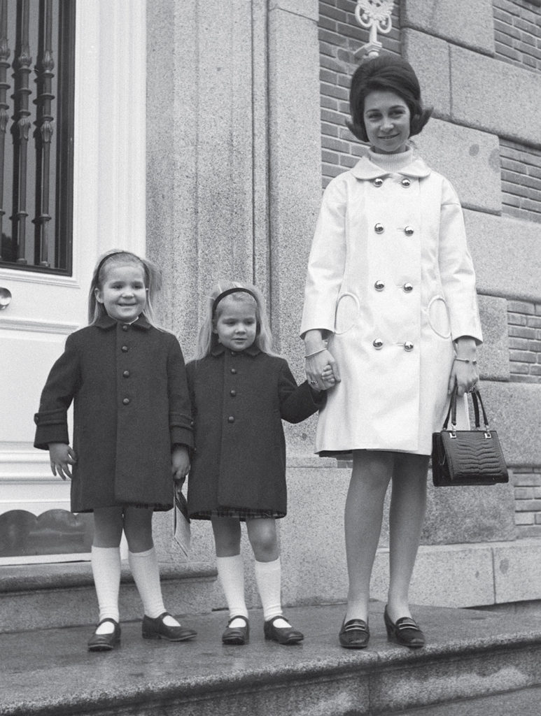 La Reina Sofía de España con sus dos hijas las Infantas Elena y Cristina.