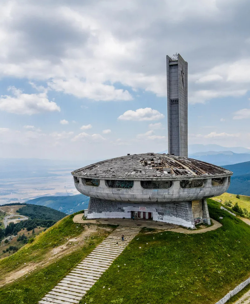 The Buzludzha Monument in Bulgaria is one of the world's strangest buildings.

It's a sort of concrete UFO in the mountains which has been totally abandoned since 1989.

And it also represents one of the strangest architectural movements in history...