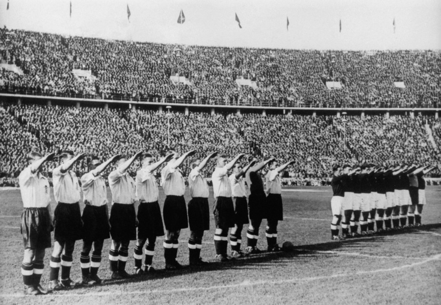 14/5/1938 Μία φωτογραφία που οι Βρετανοί θέλουν να ξεχάσουν. Στο πλαίσιο της κατευναστικής πολιτικής, το Βρετανικό Υπ. Εξ. και ο πρεσβευτής στη Γερμανία Nevile Henderson, ζήτησαν από τους Άγγλους να αποδώσουν τον ναζιστικό χαιρετισμό, πριν από αγώνα Γερμανίας-Αγγλίας στο Βερολίνο
