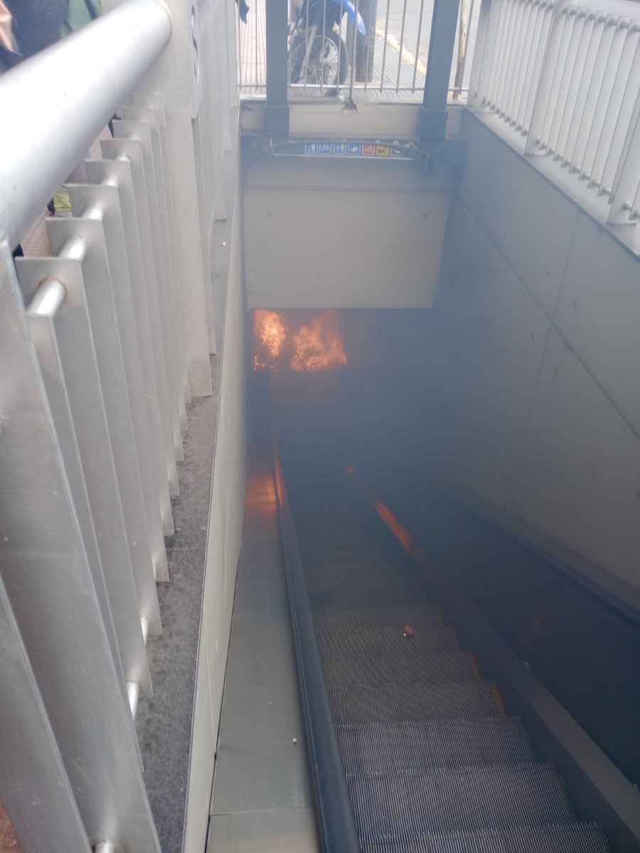 Fedelacroz's tweet image. Se incendia en #LineaA #Subte el colchon d un indigente q dormia desde hace 6 meses en el buche d la escalera mecanica q no funciona desde hace mucho mas d un año. @Emova_arg
@jorgemacri @basubte @gcba.