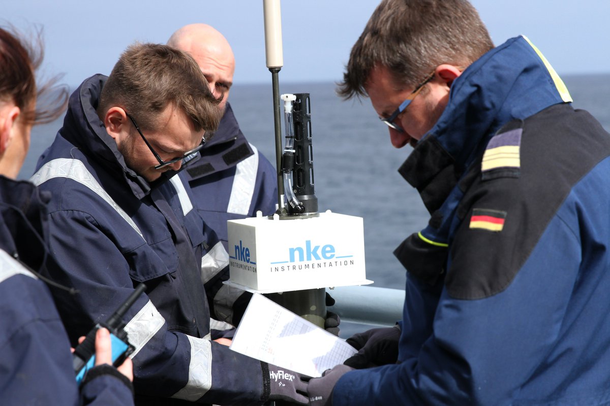 deutschemarine's tweet photo. Der #EGV Frankfurt am Main hat im Atlantik Treibbojen ausgebracht. Sie sind Teil des ozeanographischen Beobachtungssystem der Weltmeere. #PacificWaves

Bereits 2021 hatte Fregatte Bayern im Indo-Pacific mit Bojen die Klimaforschung unterstützt.
Mehr dazu: https://t.co/K4OgCnxYyR https://t.co/hKtGHNxTy4
