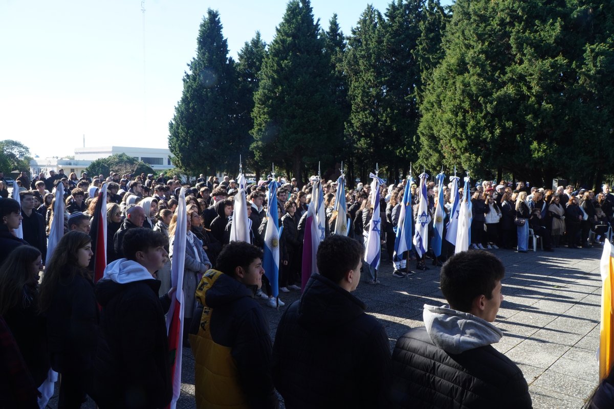 En el cementerio comunitario de Tablada, realizamos el acto central por Iom Hazikaron, en homenaje a los caídos en las guerras en Israel y a las víctimas del terrorismo. Uno de los momentos más emotivos fue la inauguración de los monolitos con los nombres de las personas de