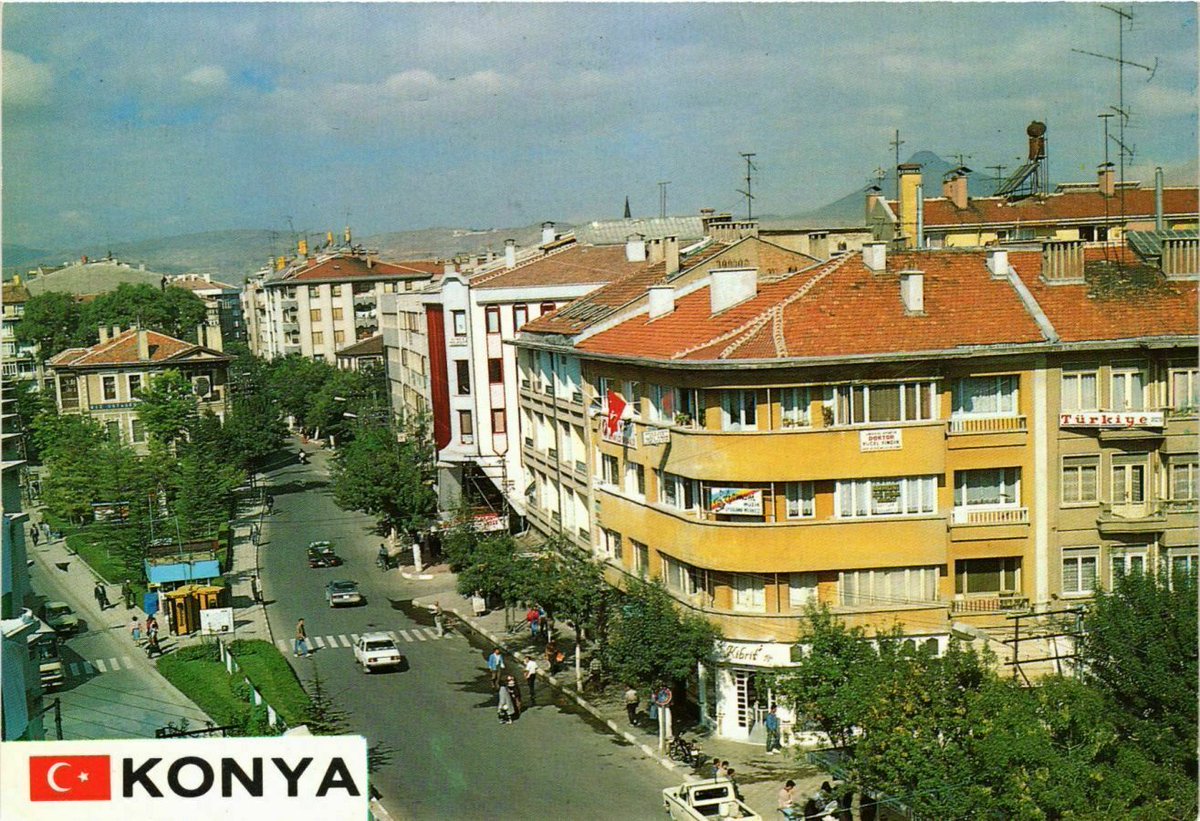 Konya Zafer semtinin görüldüğü hemen hemen yarım asır öncesine ait bir fotoğraf. Gidiş istikametindeki Kazım Karabekir Caddesi yaklaşık 15 sene önce yayalaştırılmıştı. Sarı bina ise meşhur Kibrit.