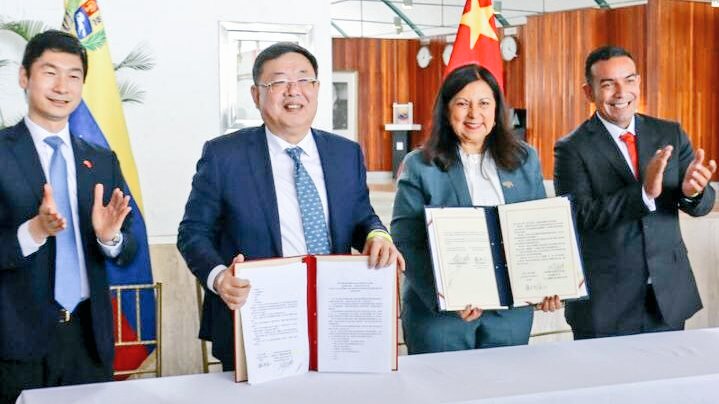 Venezuela y China conmemoran 50 años de amistad y firman un acuerdo entre Caracas y la ciudad de Taishan que permitirá profundizar el intercambio económico y turístico en beneficio de ambas Naciones. ¡Viva el Mundo Multipolar! 🇻🇪🇨🇳 venezuela-news.com/venezuela-y-ch…
