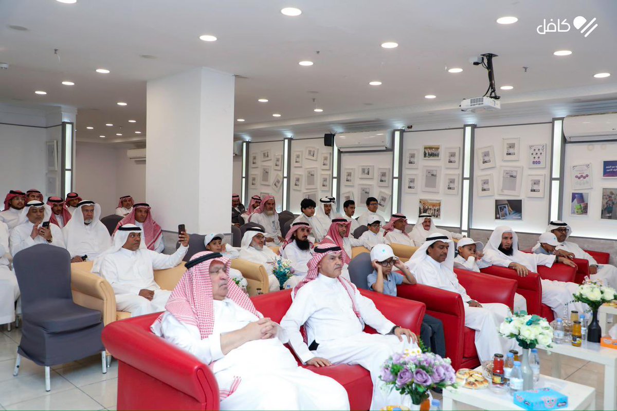 kafel_makkah's tweet photo. والدكتور رائف قطب، إلى جانب عدد من أقارب المغفور له بإذن الله وعدد من وطلابه ومحبيه، وفي نهاية اللقاء تسلّم ابنه درعاً تذكارياً، كما تمت المساهمة بمائة سهم في وقت أيتام البلد الحرام. https://t.co/DgAV6lJ3W6