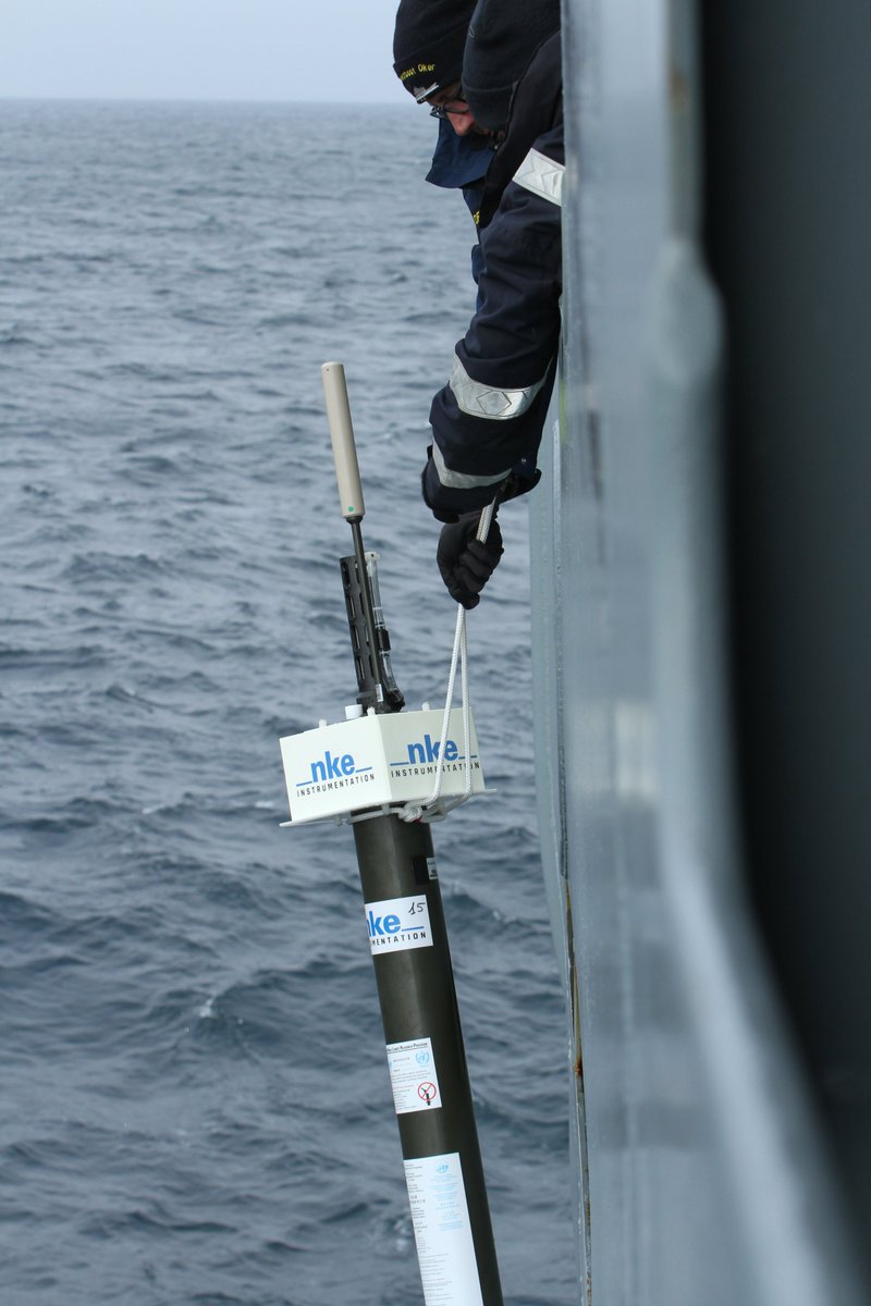 deutschemarine's tweet photo. Der #EGV Frankfurt am Main hat im Atlantik Treibbojen ausgebracht. Sie sind Teil des ozeanographischen Beobachtungssystem der Weltmeere. #PacificWaves

Bereits 2021 hatte Fregatte Bayern im Indo-Pacific mit Bojen die Klimaforschung unterstützt.
Mehr dazu: https://t.co/K4OgCnxYyR https://t.co/hKtGHNxTy4