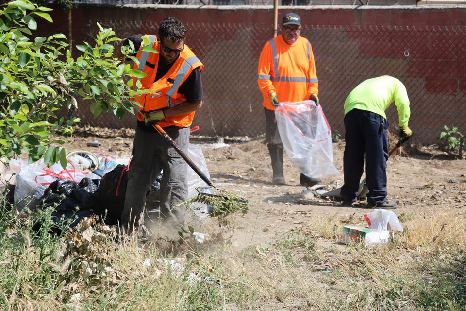 LA District Park Rangers, along with officers from the @LAPDHQ and USACE contractor BJD Resourcing removed roughly 8 tons of debris from 4 unauthorized encampments May 10 along the banks of the LA River’s in the Atwater Village neighborhood, Los Angeles. @USACE_SPD