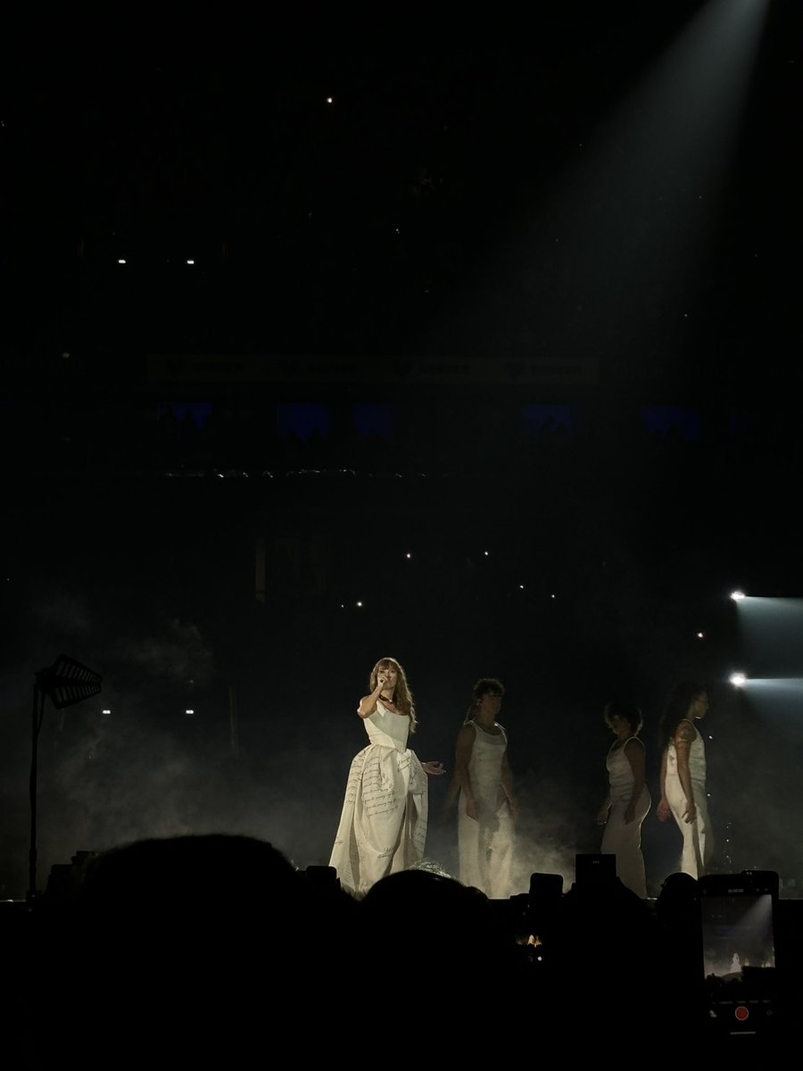 LEADORABLEMENT's tweet photo. The Eras Tour, Night 4 - Paris ✨ https://t.co/GYblYqJqw4
