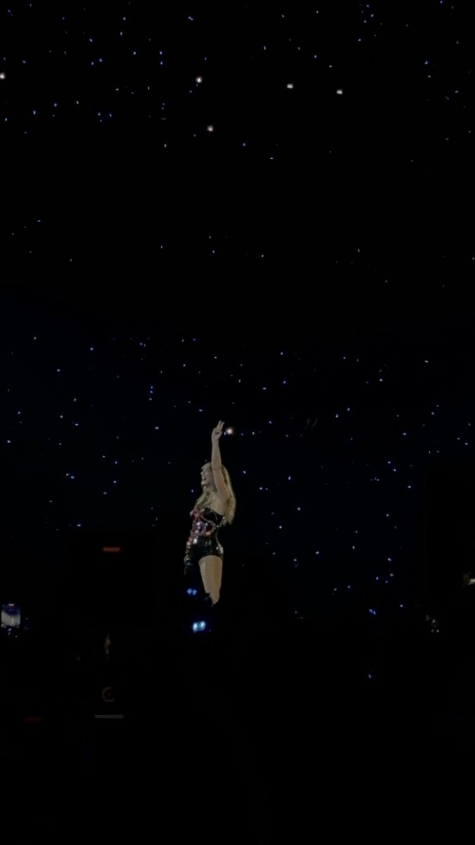 LEADORABLEMENT's tweet photo. The Eras Tour, Night 4 - Paris ✨ https://t.co/GYblYqJqw4
