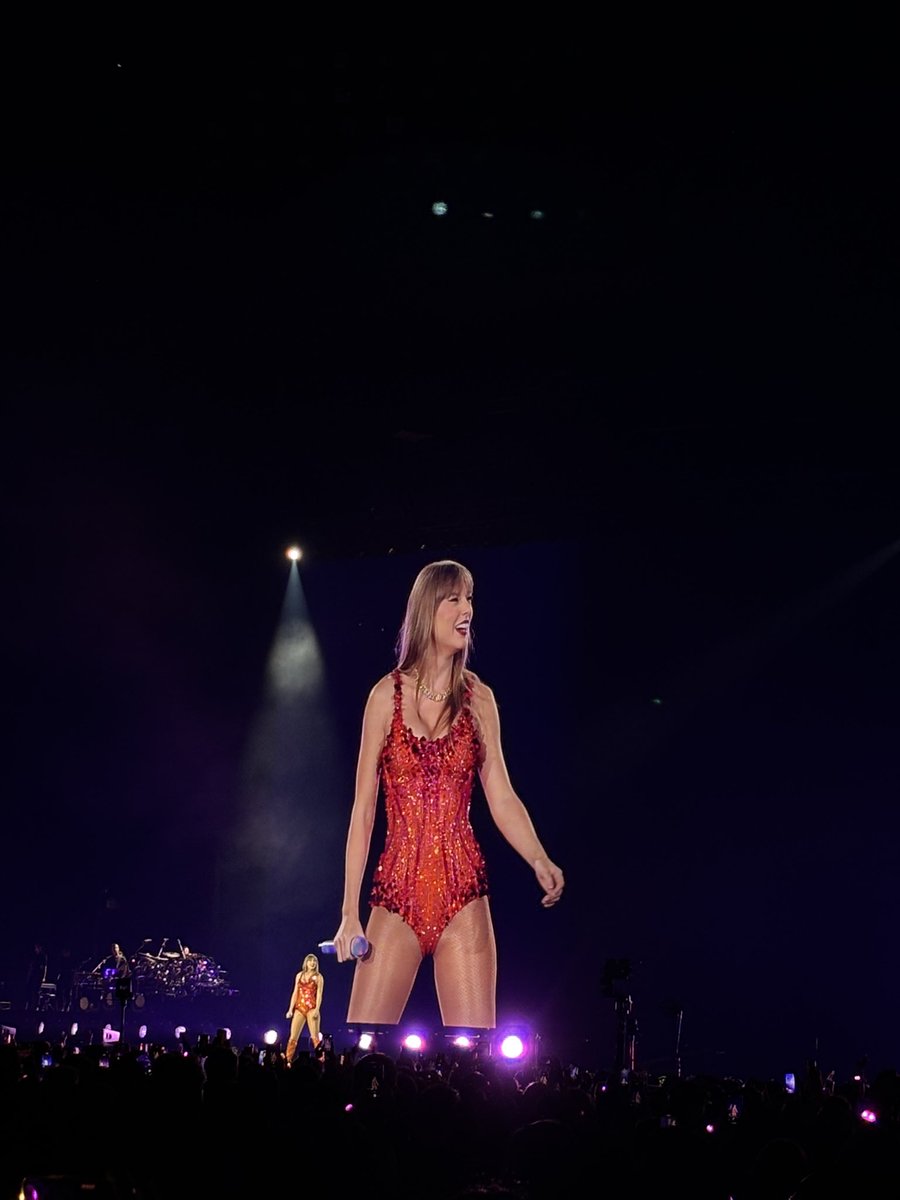 LEADORABLEMENT's tweet photo. The Eras Tour, Night 4 - Paris ✨ https://t.co/GYblYqJqw4
