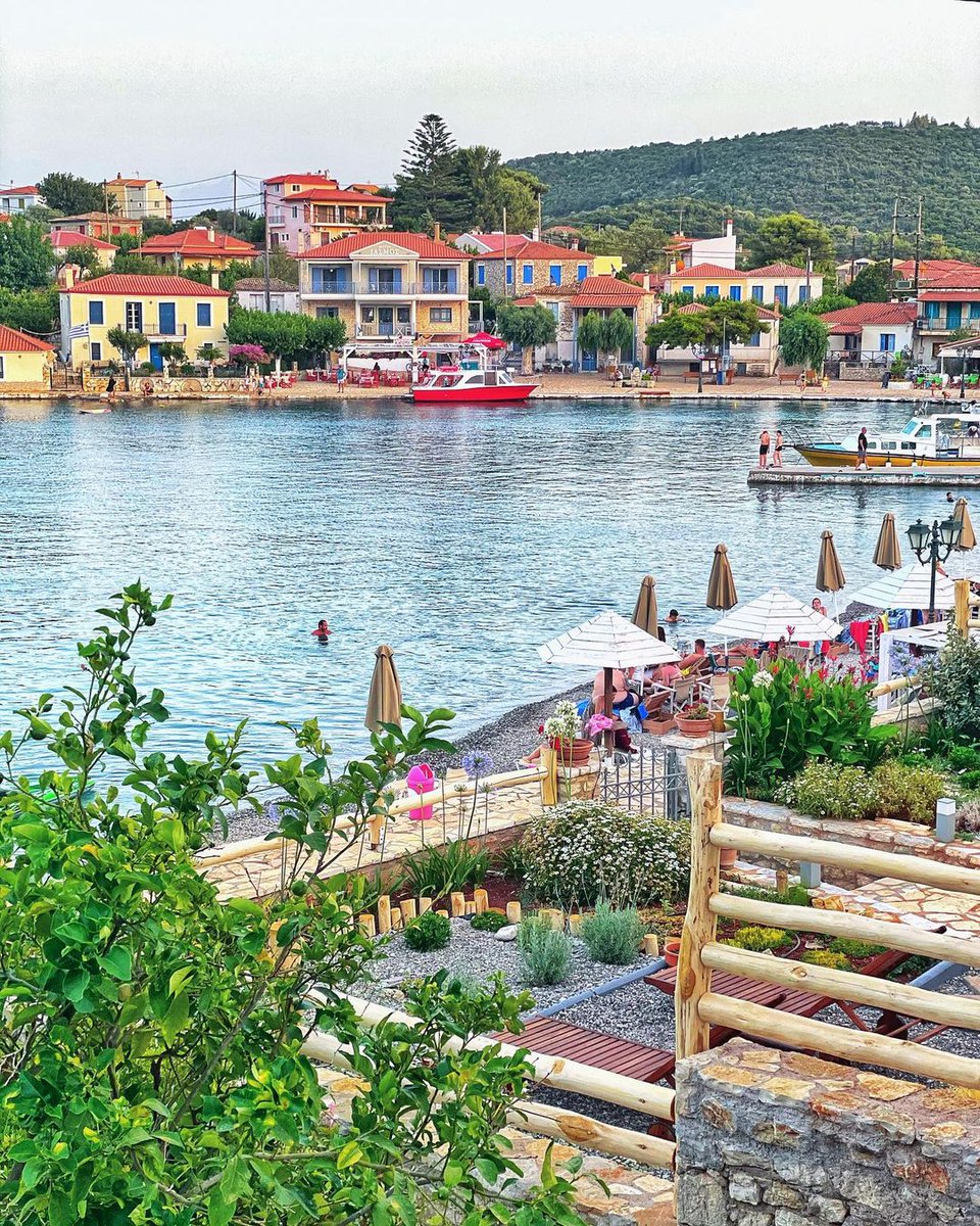 #Trizonia Island is a truly inspiring place and one of the last of its kind. It is the only inhabited island in the entire Gulf of Corinth, located between mainland Greece and the Peloponnese, and constitutes the perfect place to relax. 🇬🇷
📷 mai_area