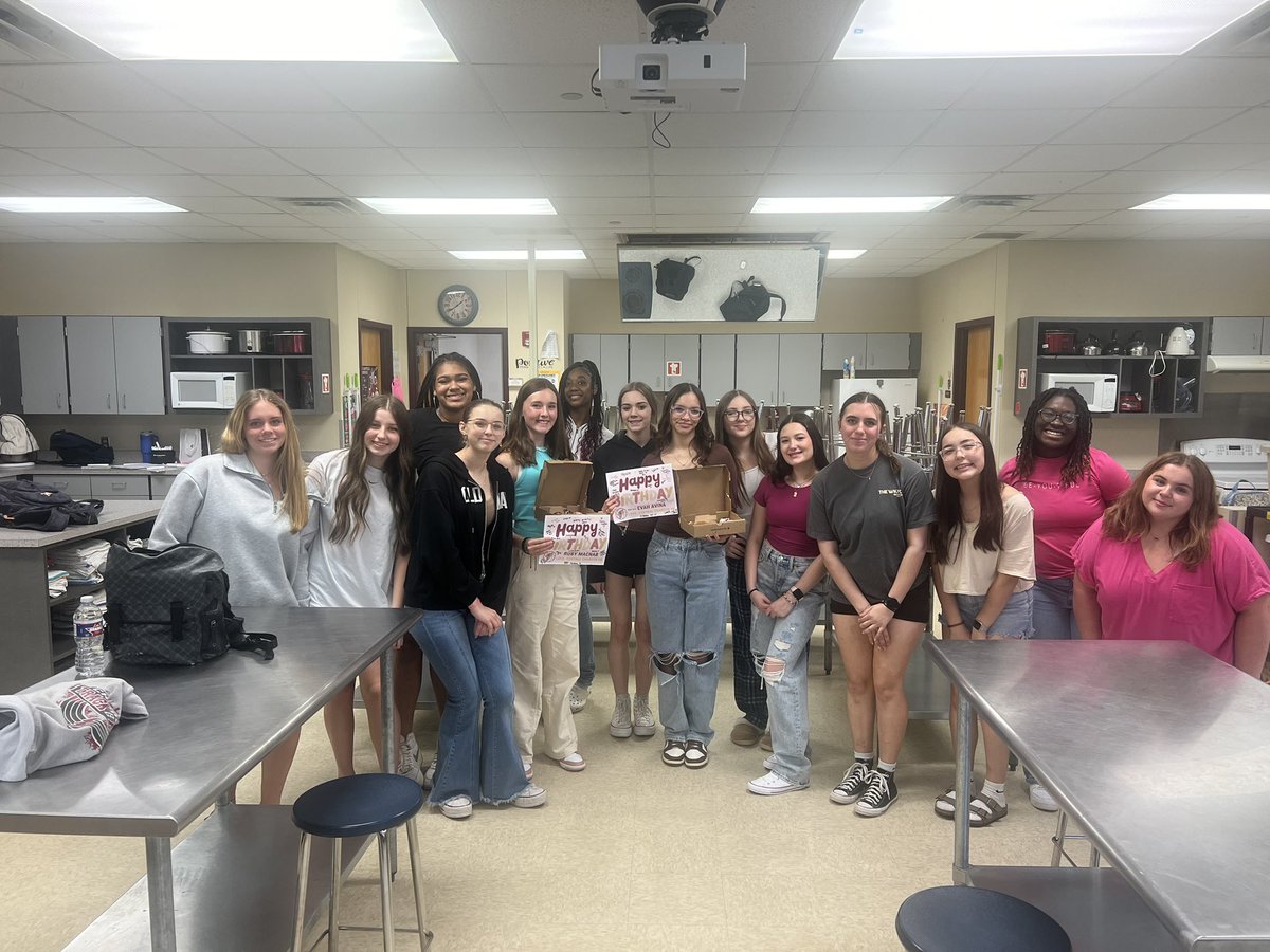 ChargerVB's tweet image. Happy Birthday to Freshmen, Ruby &amp;amp; Evah! We hope you have the best B-day week! #ccvb ❤️💛