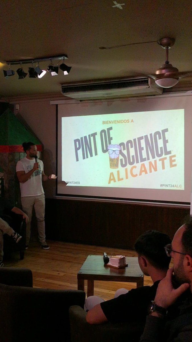 Disfrutando de Pint of Science 2024 en Strike Comedy Pub en Alicante #Pint24ES