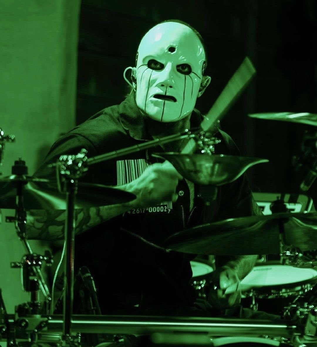 Jim Root, guitarrista do Slipknot, disse que precisa entrar 'em modo de composição' para escrever 'músicas dignas da bateria de Eloy Casagrande'.

Root ainda descreveu o brasileiro como um 'baterista de nível mundial' e falou que o Slipknot nem testou outros músicos para a vaga.