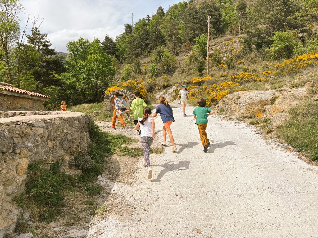 #2n comença les seves #colònies a #MasCabàlies! Descobrim l’entorn, fem una #gimcana ambiental i ens preparem per un meravellós #JocDeNit. Trobarem algun #llop <a href="/fundesplai/">Fundesplai</a>?