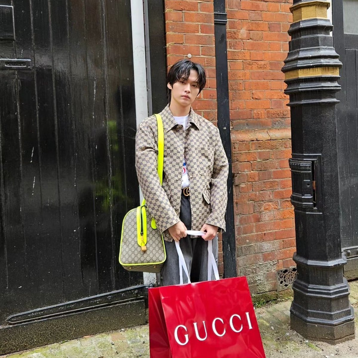 🌹 | TRENDING PARTY

Príncipe!! STAYs, vamos apoiar a participação do Lee Know na GUCCI Cruise 25 subindo as tags para ele! 🐰

 Comentem as tags + o nome dos 8 membros:

LEE KNOW AT GUCCI LONDRA
#LeeKnowXGucci #GucciCruise25 #GucciLondra 
#LeeKnow @Gucci @Stray_Kids