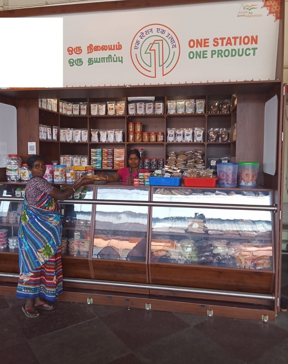 🚂Taste the richness of our land 🚉#Thiruvarur railway station showcases local treasures with its #OneStationOneProduct stall offering a bounty of millets and agro products. 🌽🫘🥜 #SouthernRailway #Vocal4Local