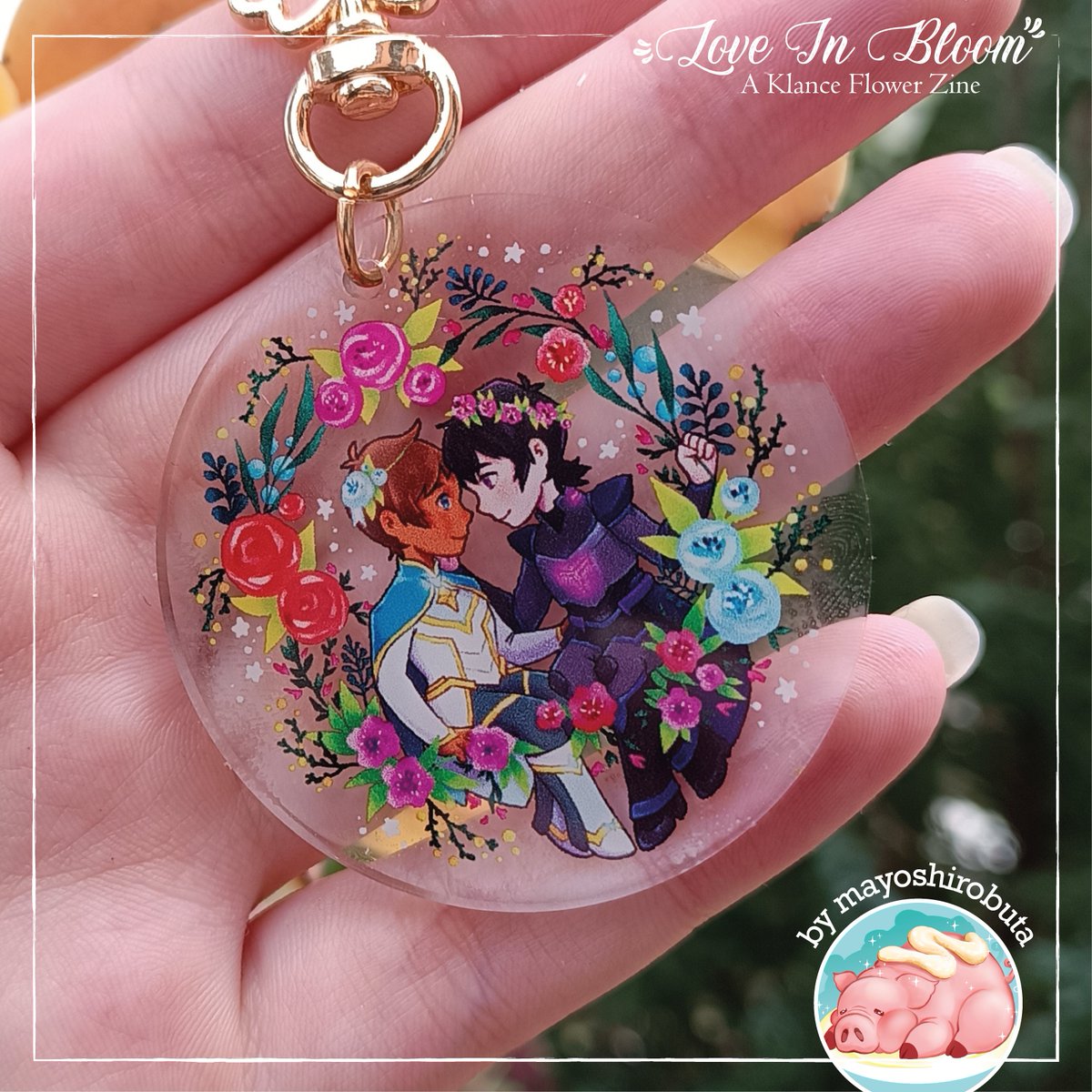 LoveInBloomZine's tweet photo. There's never enough Klance keychains, and we have a truly gorgeous one! And it's double sided 👀

Treat yourself, go get one! Shop link in bio🌼

#klance #klancezine #leftoversopen #keithkogane #lancemcclain #vld #vldzine #voltron #voltronzine #keithxlance #laith #klancemerch https://t.co/Cs4RrD6yZn