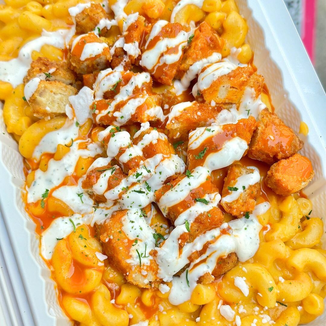 Craving comfort food without the guilt? Try these crispy chicken tenders on creamy mac 'n cheese from #VeganOnTheFlyNYC! 🍗🧀   #FamousFoodFestival #famousfoodfestival2024 #veganontheflynyc #votfnyc #vegan #veganfoods #guiltfreefoods #foodparadise #globaleats #foodporn
