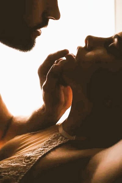 No puedo ser discreto cuando siento tu mirada, no dudes que te quiero si en tus labios nace el deseo de un beso cada mañana .....
