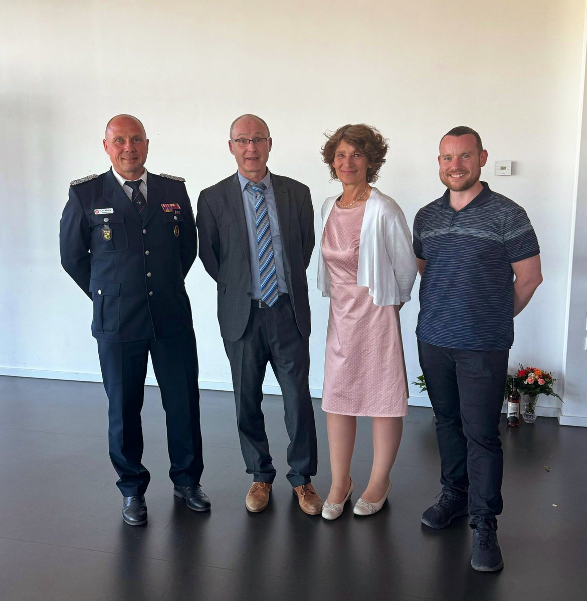 Feierliche Ernennung der neuen Amtsdirektorin des Amtes Döbern-Land Frau Manuela Mahnke.

Wir gratulieren von Herzen und wünschen einen guten Start, stets ein glückliches Händchen bei allen Entscheidungen und freuen uns auf eine tolle Zusammenarbeit 🤝👨‍🚒👩‍🚒🚒.

Gut Wehr 🫡.