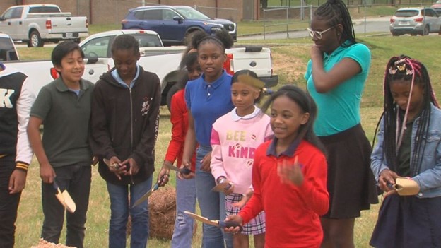 Last week, Macon-Bibb County, @BibbSchools, and United Way of Central Georgia planted 79 brand new tress behind Williams Elementary School: ow.ly/kF1050REQ0n #magnetschools