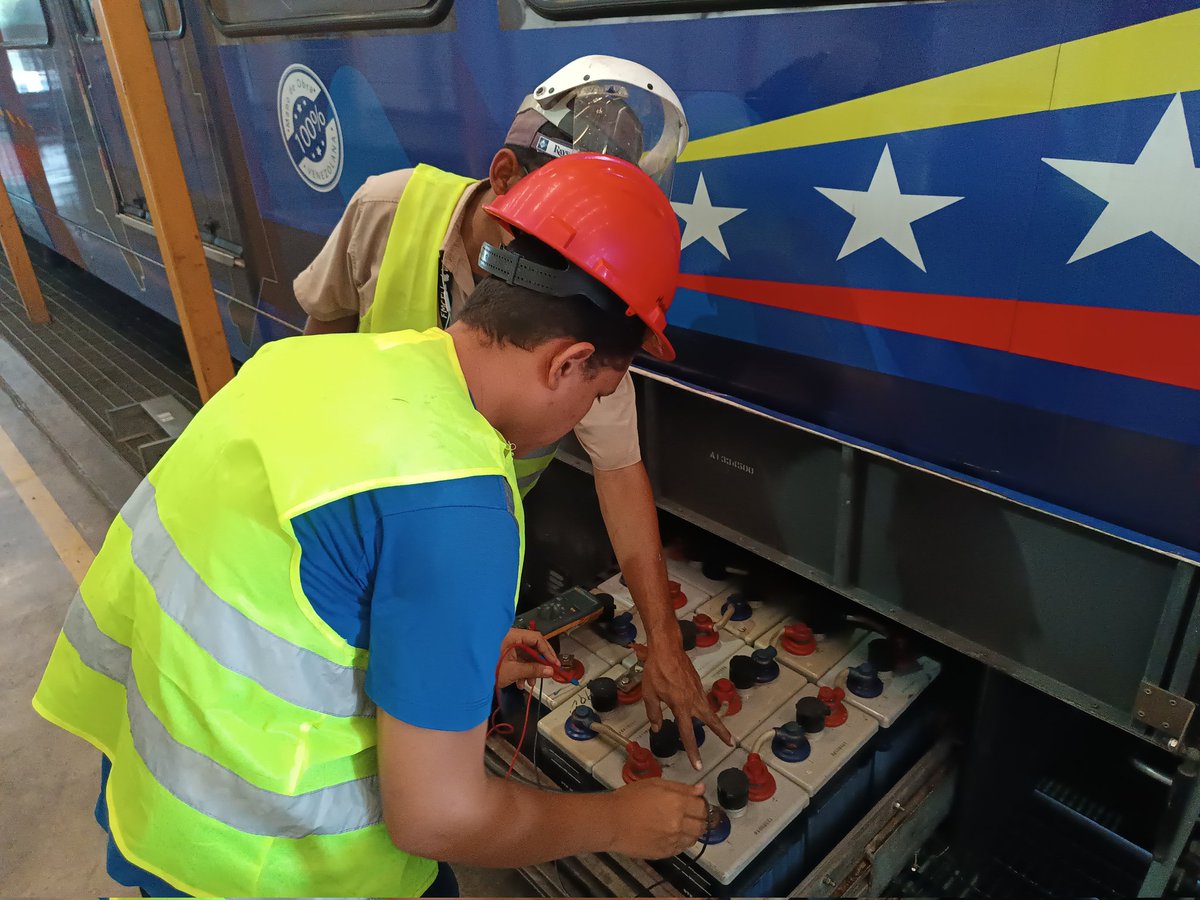 CAMETROVALENCIA's tweet photo. #13May ||A propósito del mantenimiento bimensual que se realiza al vagón 1008, hoy desde el #TallerIntegral nuestra #ClaseObrera ejecutó mantenimiento preventivo a las baterías de dicha unidad🚇 @NicolasMaduro @rvaraguayan @Yolyemil #5SeñasDelPueblo https://t.co/tp05MNNbeU
