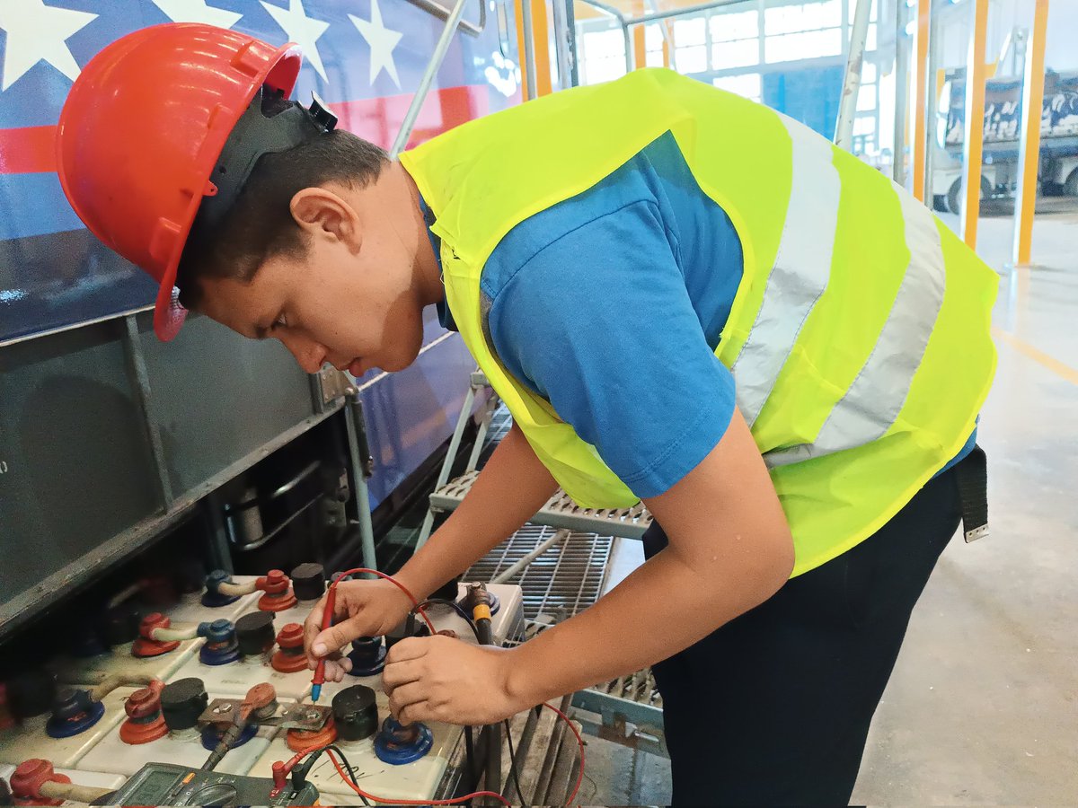 CAMETROVALENCIA's tweet photo. #13May ||A propósito del mantenimiento bimensual que se realiza al vagón 1008, hoy desde el #TallerIntegral nuestra #ClaseObrera ejecutó mantenimiento preventivo a las baterías de dicha unidad🚇 @NicolasMaduro @rvaraguayan @Yolyemil #5SeñasDelPueblo https://t.co/tp05MNNbeU