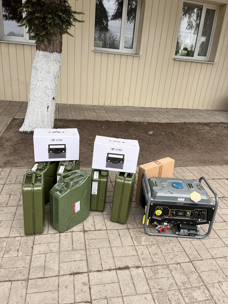 Today @KHARPProject gave two large powerbanks, a generator, and 120 litres of fuel to Slatyne, where the energy situation is strained and expected to worsen. One powerbank was given to the local police to support their work organising evacuations from the frontline to the north.