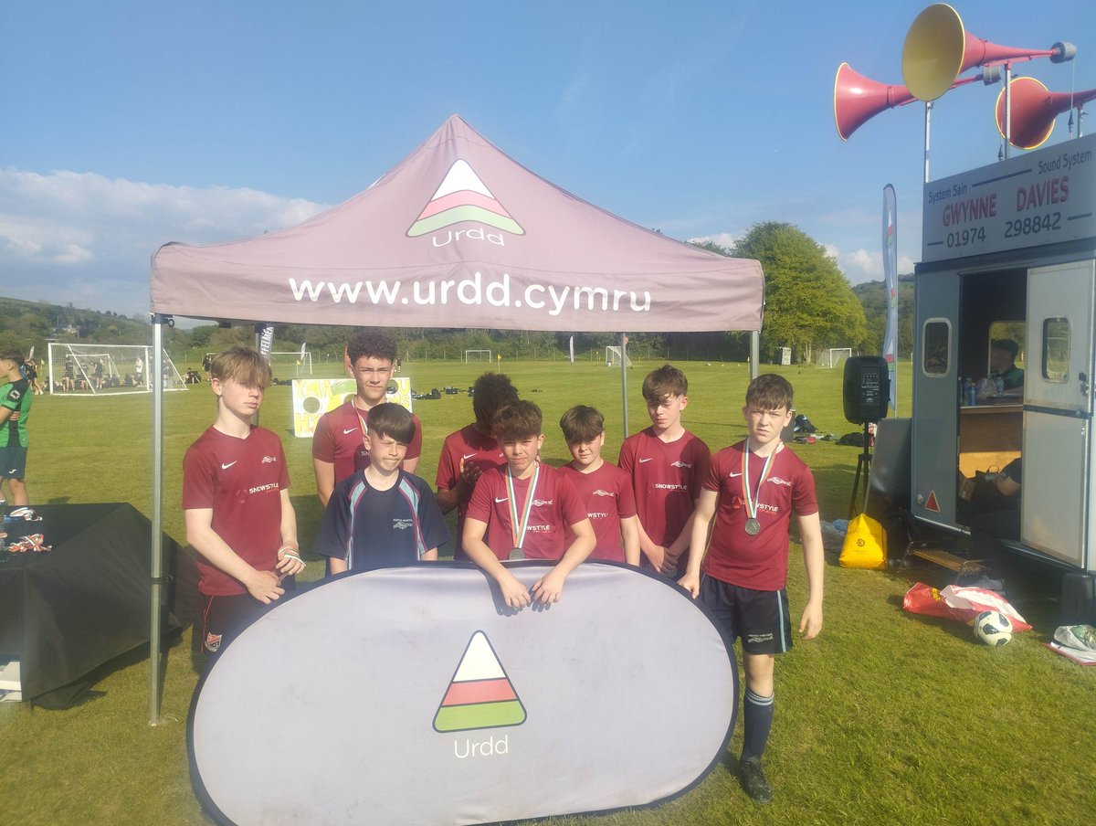 AGBryntawe's tweet photo. Diwrnod arbennig yng nghystadleuaeth pel-droed cenedlaethol yr Urdd ddydd Gwener. 
Merched 7/8 a merched 9/10 yn cyrraedd y chwarteri'r plât. 
Bechgyn bl 7/8 yn colli mewn gêm agos iawn yn rownd derfynol y cwpan a bechgyn bl 9/10 yn ennill y plât. Arbennig, chwarae têg! ⚽🏴󠁧󠁢󠁷󠁬󠁳󠁿 https://t.co/1VVsUdluGZ