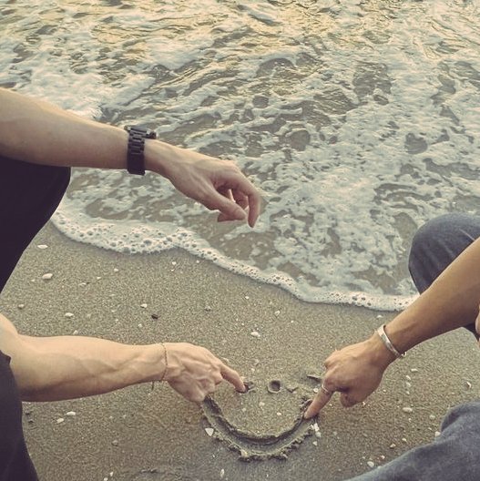 pinky_AlienAsh's tweet photo. 🌅 Underneath the Sunlight – KiriBaku

Eijirou Kirishima teve seus planos de verão arruinados pela sua mãe. E, por isso, ele acabou tendo o melhor verão em 18 anos de vida.

O problema? Essas férias vieram assombrar ele na faculdade, e agora Eijirou tem que fazer uma escolha. https://t.co/nkhCjqsrD6