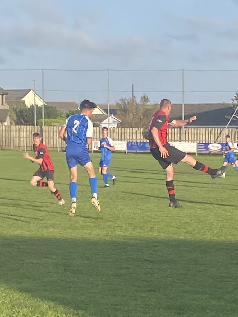 ajmunro1607's tweet photo. Half time at Kellaway park.. Helston devs 1… Redruth united 1.. good game so far.. it’s getting bloody cold though 🥶🥶 #cornishfootball #nonleaguefootball https://t.co/nh2ncJsRwH