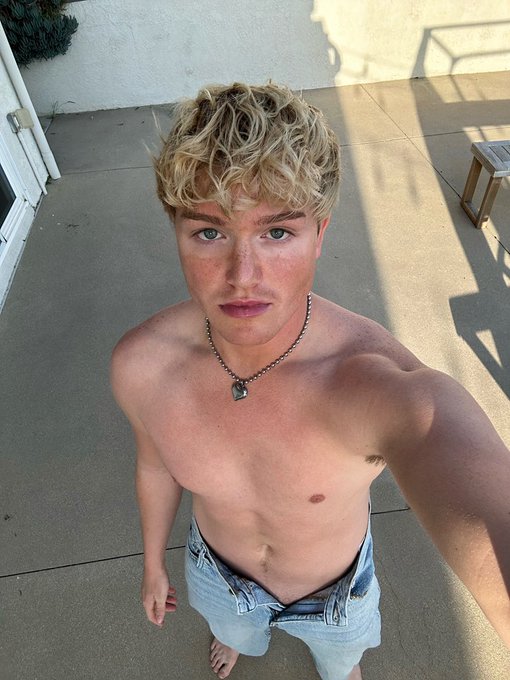 1 pic. who’s face can I sit on? https://t.co/OGORcHNOls