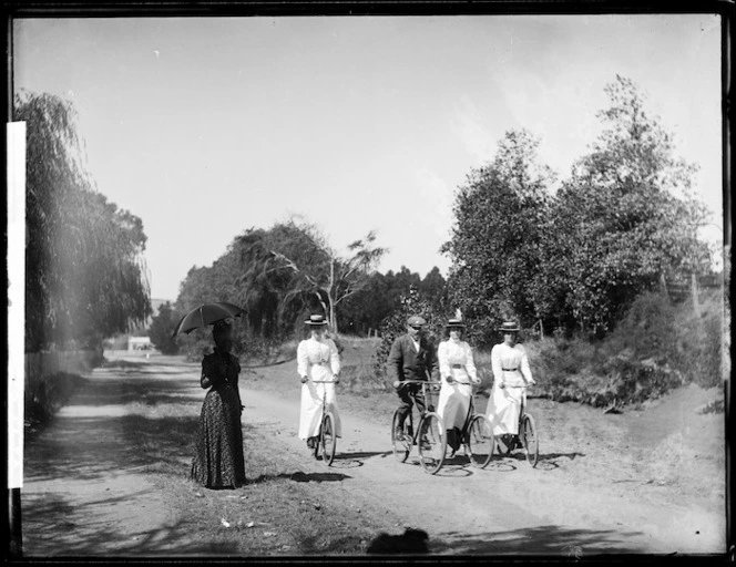 Griffiths family, including four on bicycles, probably Whanganui district, ca. 1899-1900. Source: National Library of NZ
natlib.govt.nz/records/227104…