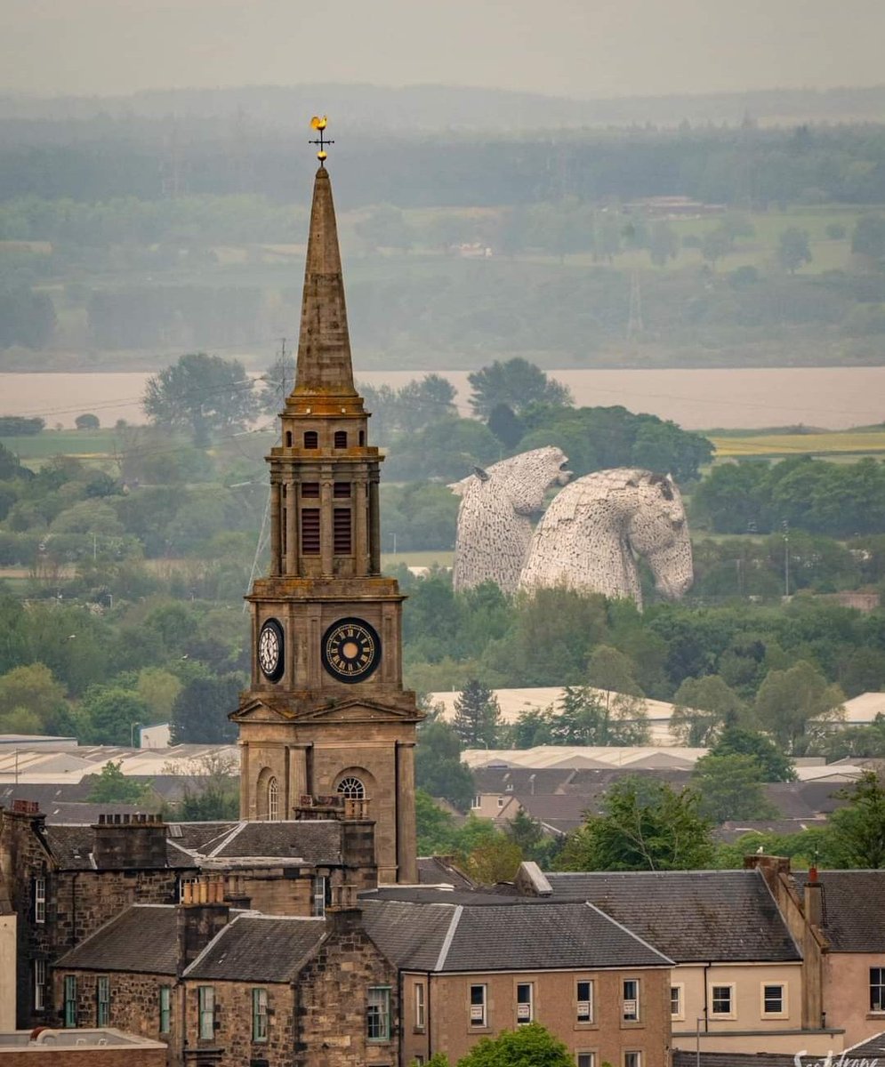 The old steeple in the historic town of Falkirk with the Kelpies in the background 🏴󠁧󠁢󠁳󠁣󠁴󠁿💙