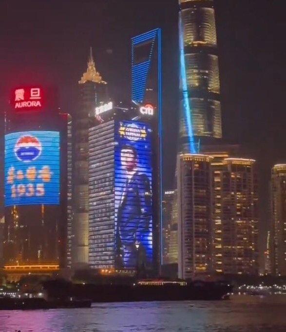 In Cina si rivede Steven #Zhang: il suo ologramma campeggia sui grattacieli di #Shanghai e #Chongqing assieme ad altre immagini dell'#Inter