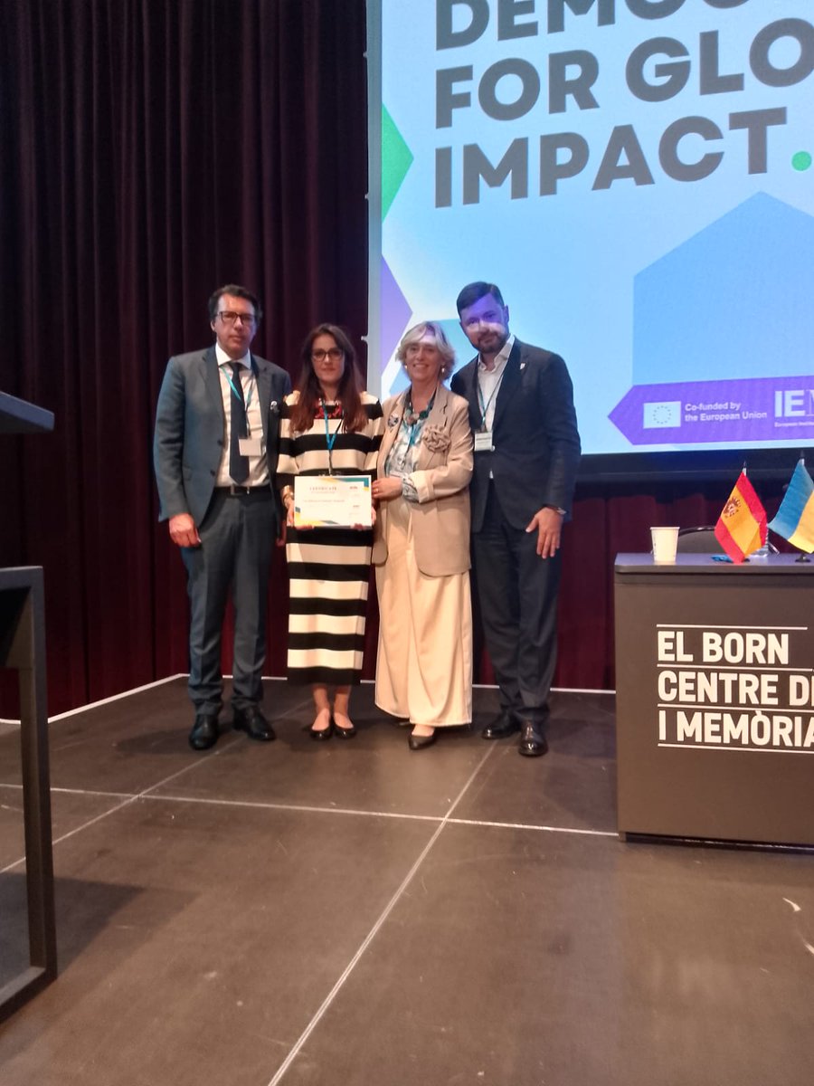 FonsMallorqui's tweet photo. La nostra tresorera i batlessa de l'Ajuntament d'Algaida, Margalida Fullana Arrom, ha recollit la distinció que @ALDA  ens ha atorgat per haver donat suport a les agències de democràcia locals ucraïneses durant el conflicte bèl·lic.
#tocafons #emergència #distincions #ucraïna https://t.co/WIoX1G8Ysd