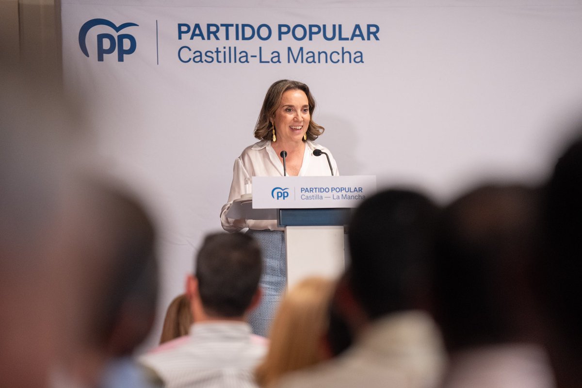 cucagamarra's tweet photo. Hoy con @paconunez_ y la familia del @PP_CLM en Toledo.

Os pido un nuevo esfuerzo ante las elecciones europeas: movilicémonos para seguir creciendo. 

Demostremos a Europa que una mayoría de españoles no están de acuerdo con este Gobierno, ni con sus pactos, ni con su amnistía. https://t.co/TcKcYDfPY1