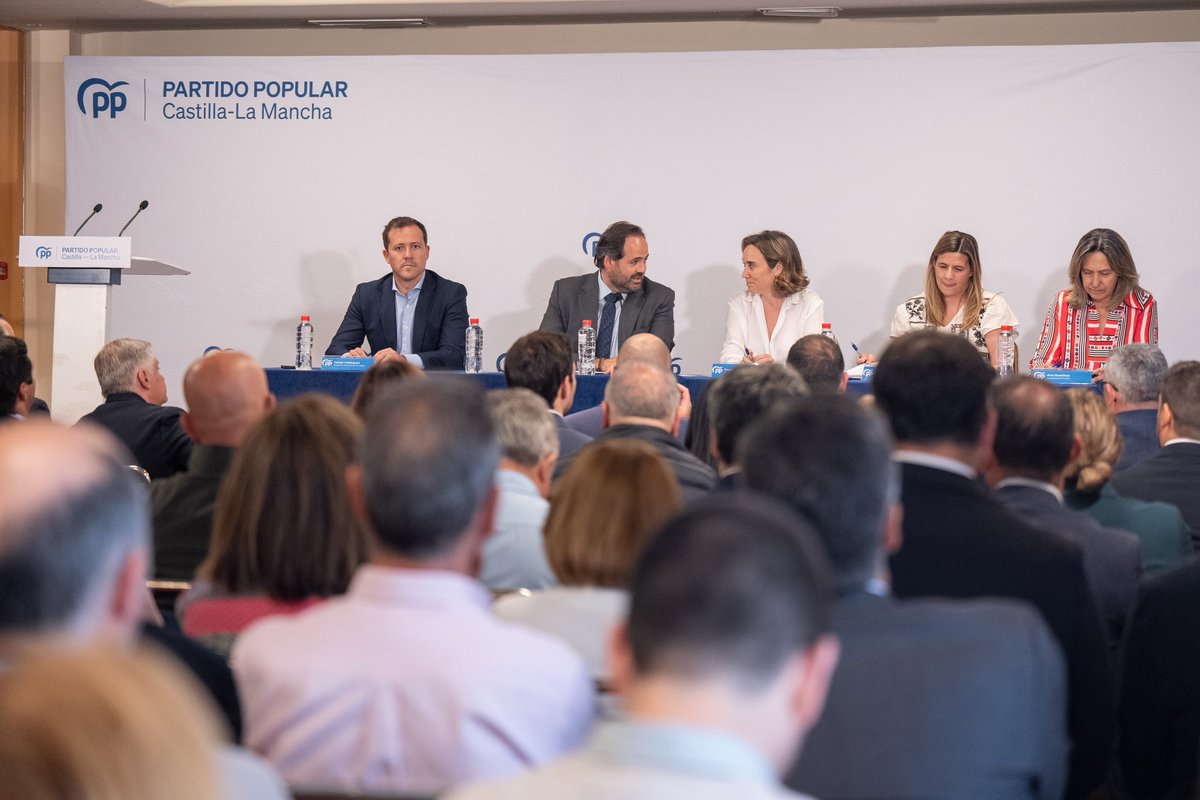 cucagamarra's tweet photo. Hoy con @paconunez_ y la familia del @PP_CLM en Toledo.

Os pido un nuevo esfuerzo ante las elecciones europeas: movilicémonos para seguir creciendo. 

Demostremos a Europa que una mayoría de españoles no están de acuerdo con este Gobierno, ni con sus pactos, ni con su amnistía. https://t.co/TcKcYDfPY1