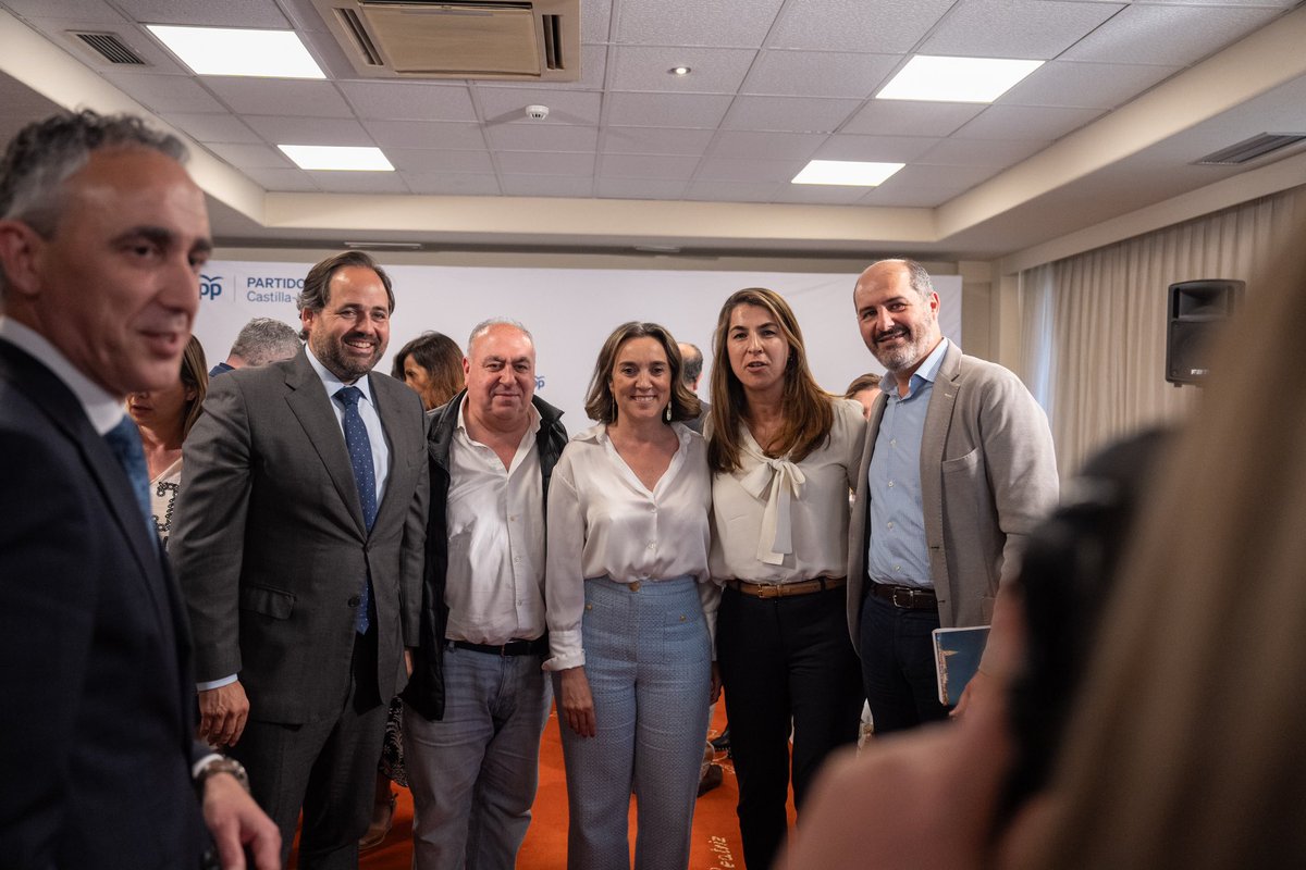 cucagamarra's tweet photo. Hoy con @paconunez_ y la familia del @PP_CLM en Toledo.

Os pido un nuevo esfuerzo ante las elecciones europeas: movilicémonos para seguir creciendo. 

Demostremos a Europa que una mayoría de españoles no están de acuerdo con este Gobierno, ni con sus pactos, ni con su amnistía. https://t.co/TcKcYDfPY1