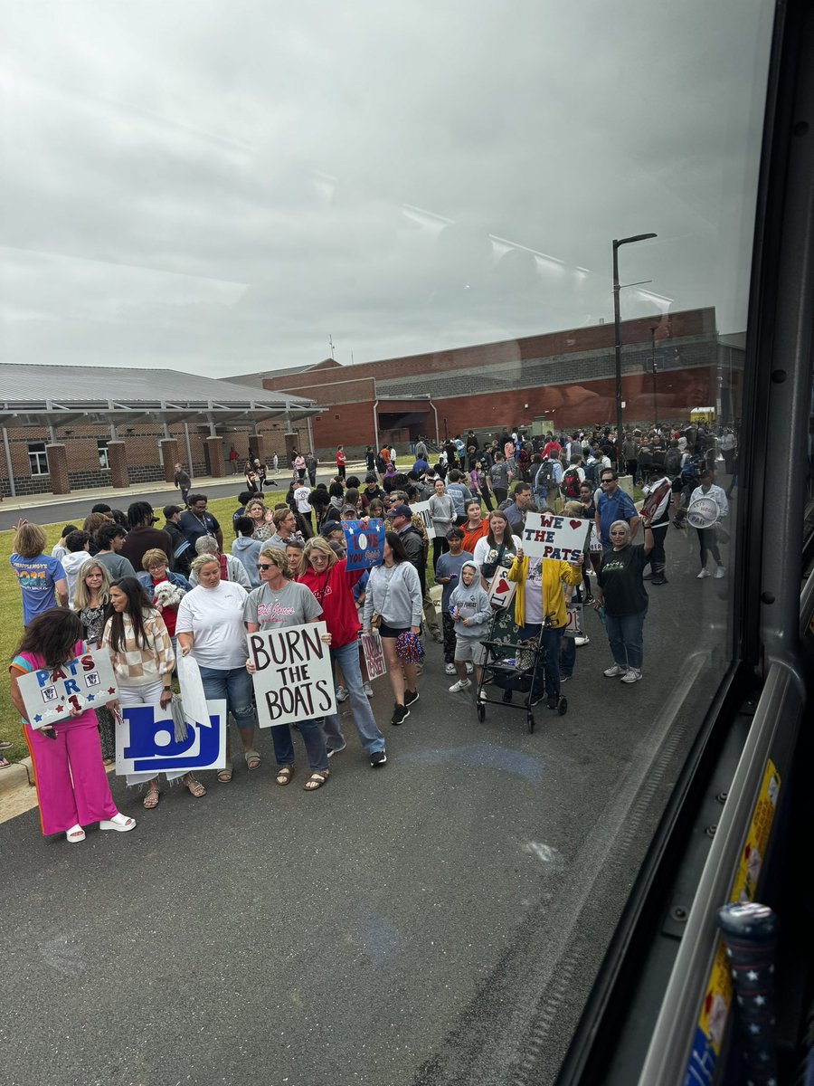 BJHSBaseball's tweet photo. Oxford bound!!! Thank you Bob Jones students, teachers, admin and the Madison City Police for a great send off!! https://t.co/xmgVFl2fiB