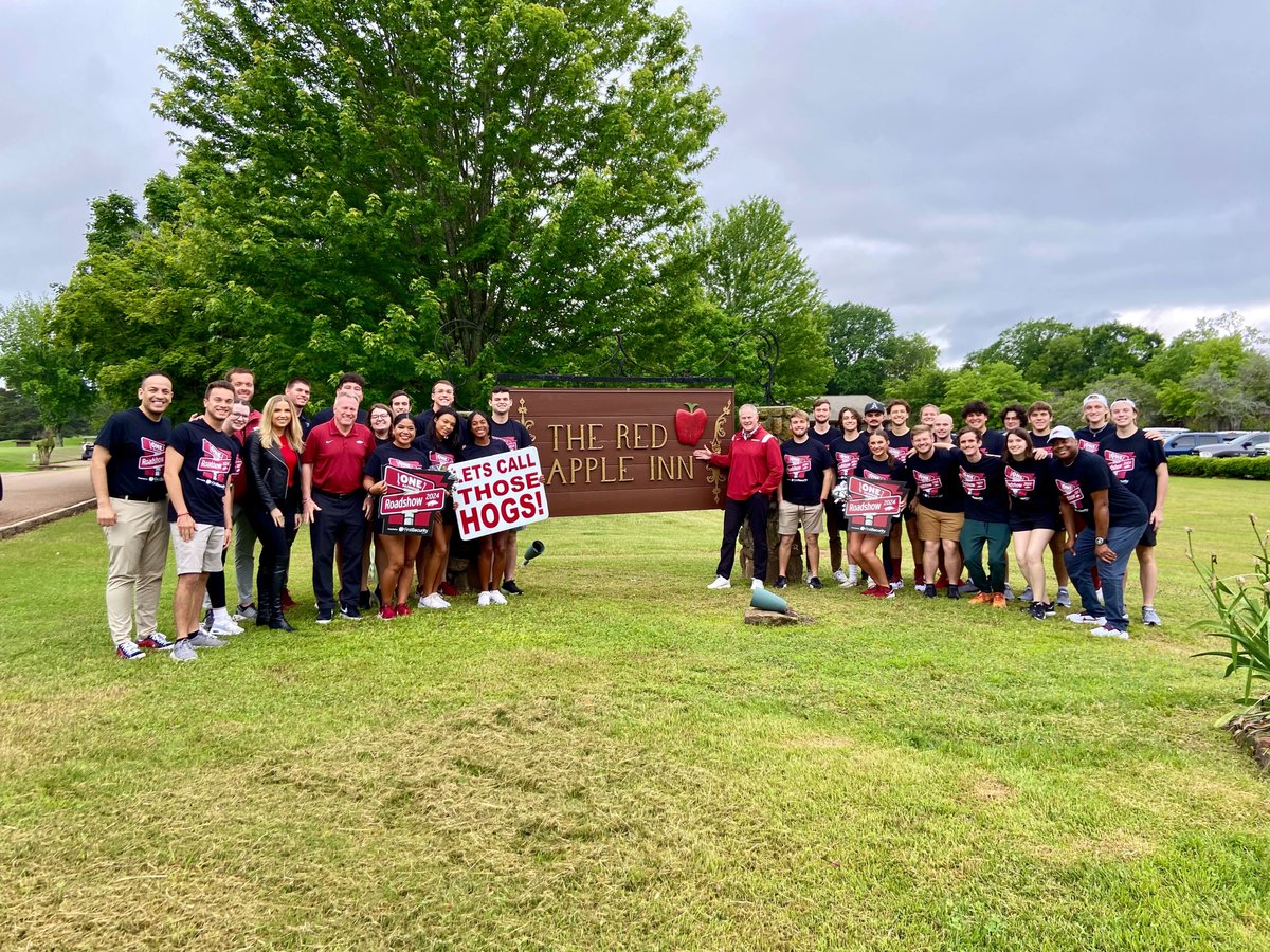 ArkRazorbacks's tweet photo. 📍 Red Apple Inn, Heber Springs, AR.
#OneRazorbackRoadshow https://t.co/1PQ46p1AcY