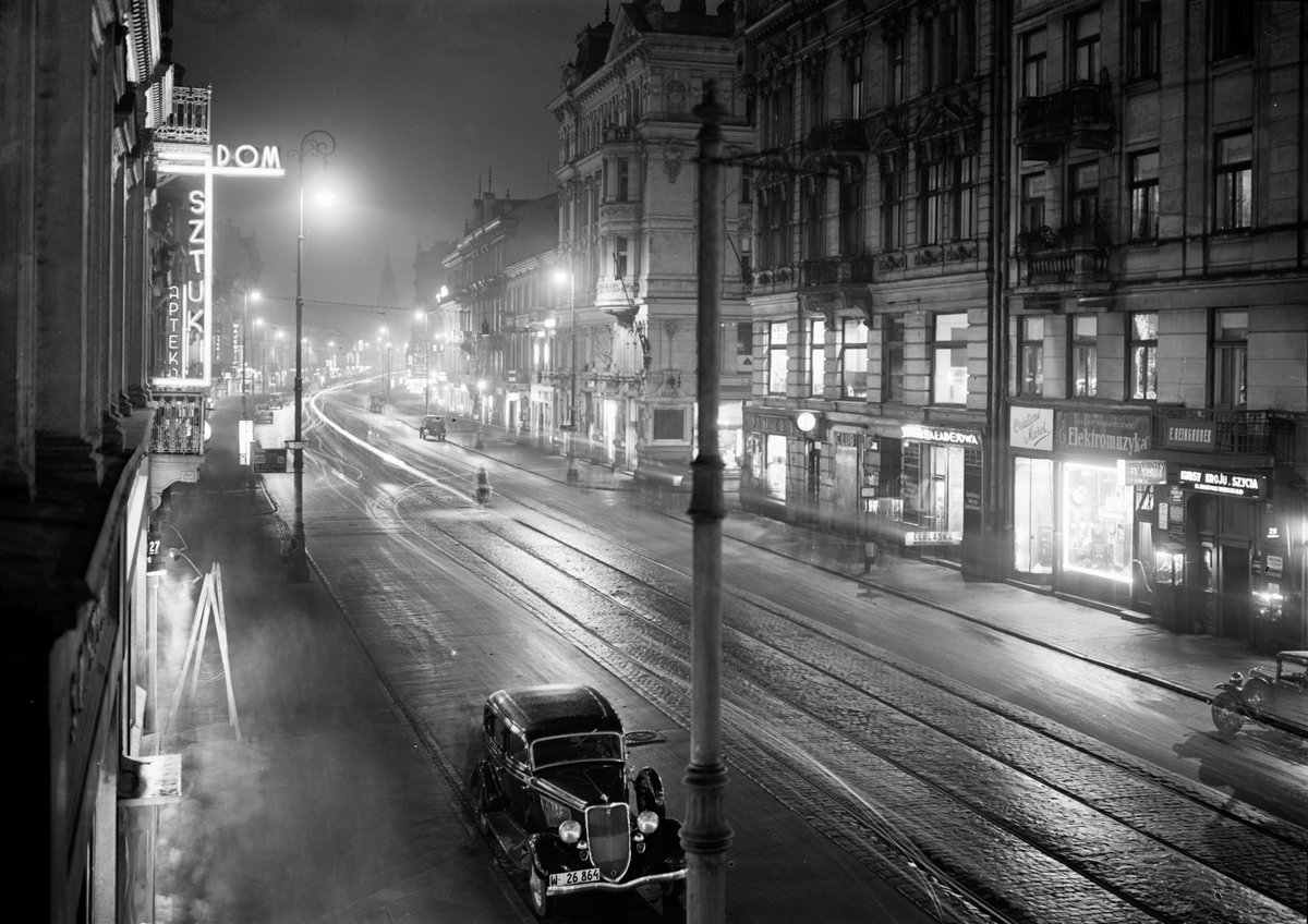 Henryk Poddębski - Ulica Nowy Świat w Warszawie nocą (fotografia), 1935, Muzeum Warszawy. #PolishMastersofArt