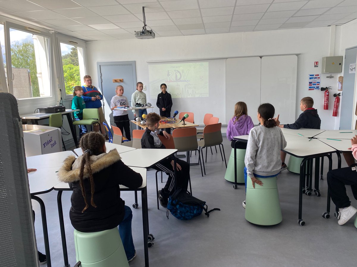 Présentation de notre web radio📻 <a href="/RadioDeVautrin/">RDV : Radio De Vautrin</a> aux futurs📸 #6ème du collège <a href="/clgVautrinLud/">Collège Vautrin Lud</a> : 
au programme des podcasts 🎤🎙️pour chaque école. 🏫
On espère que cela leur a plu !!! 👏