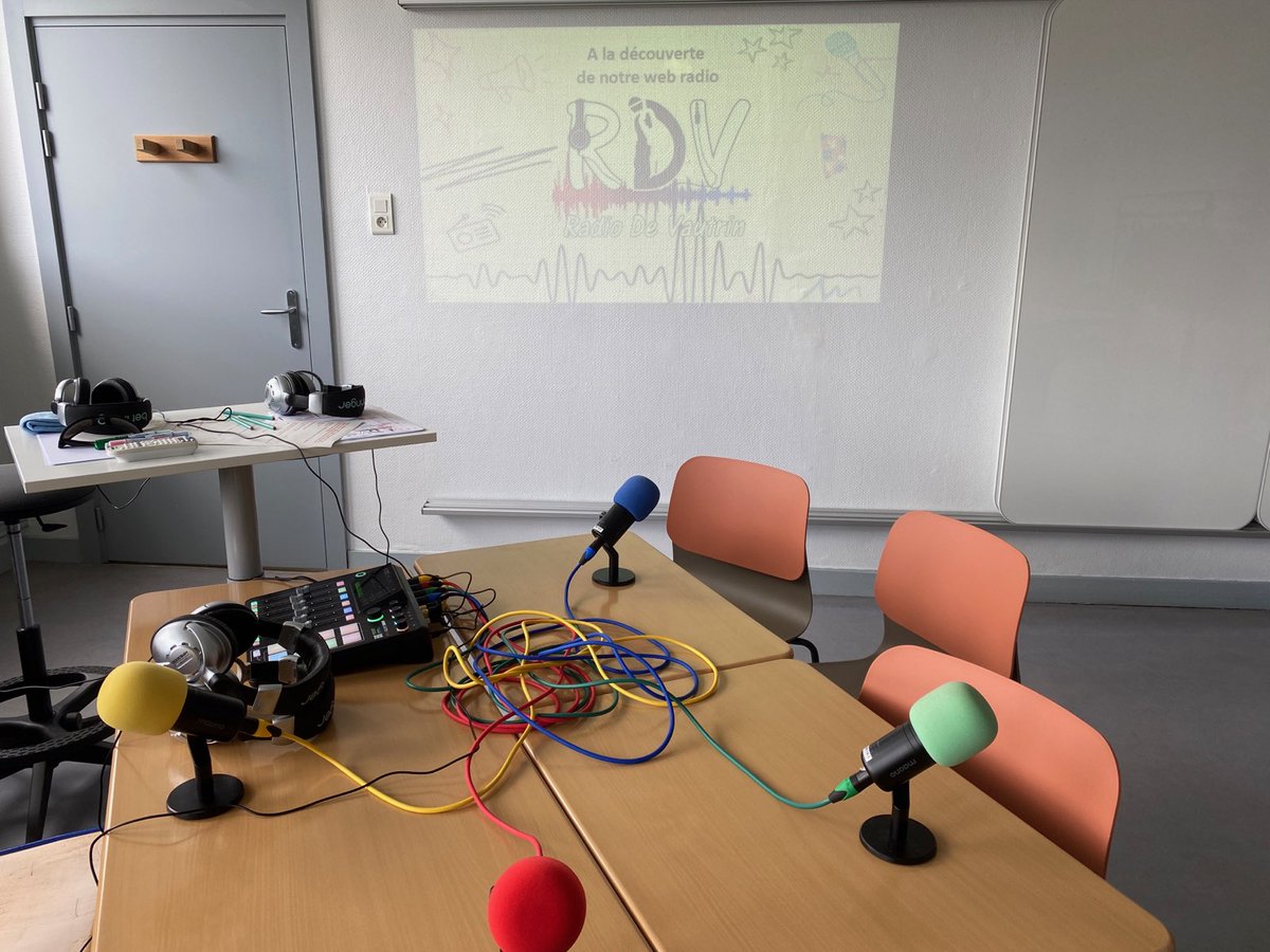 RadioDeVautrin's tweet photo. Présentation de notre web radio📻 @RadioDeVautrin aux futurs📸 #6ème du collège @clgVautrinLud : 
au programme des podcasts 🎤🎙️pour chaque école. 🏫
On espère que cela leur a plu !!! 👏 https://t.co/p3QlFEAt8Y