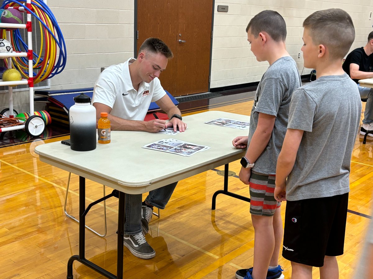 HolgateSchools's tweet image. The Elementary began Right to Read week by having  Spencer Root (College of Wooster-baseball), Mason Brandt (U of Findlay-basketball), Josh Verhoff (U of Findlay-Track &amp;amp; Field), &amp;amp; Jonathon Niese (NY Mets, Pittsburgh Pirates, Texas Rangers, NY Yankees, &amp;amp; Seattle Mariners) share.