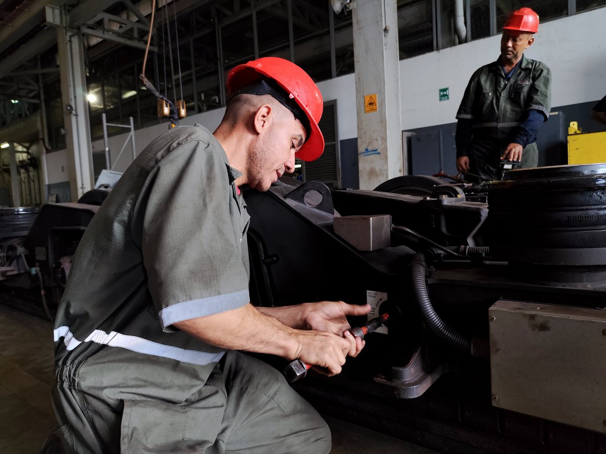 CAMETROVALENCIA's tweet photo. #13May Dando continuidad a las labores sobre el #MaterialRodante de los vagones, trabajadores de @CAMETROVALENCIA efectuaron pruebas funcionales de caliper de freno con aplicación manual y suministro de aire comprimido a los bogies del vagón 1005 @NicolasMaduro #5SeñasDelPueblo https://t.co/wRkhAvvYXs